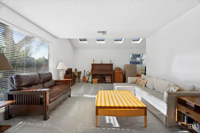 1912 Glenbrea Court, Bakersfield, CA 93309