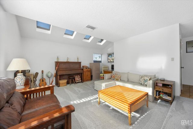 1912 Glenbrea Court, Bakersfield, CA 93309