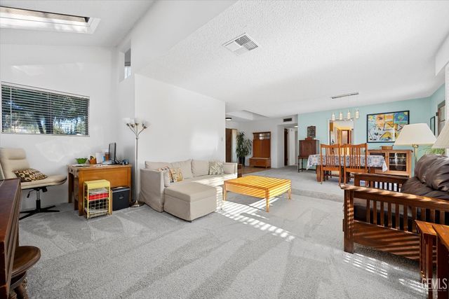 1912 Glenbrea Court, Bakersfield, CA 93309