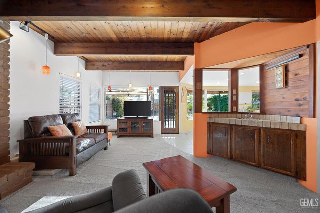 1912 Glenbrea Court, Bakersfield, CA 93309