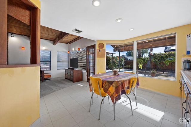 1912 Glenbrea Court, Bakersfield, CA 93309