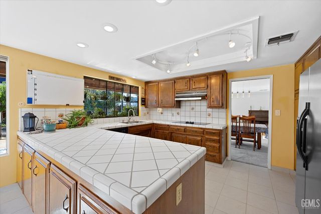 1912 Glenbrea Court, Bakersfield, CA 93309