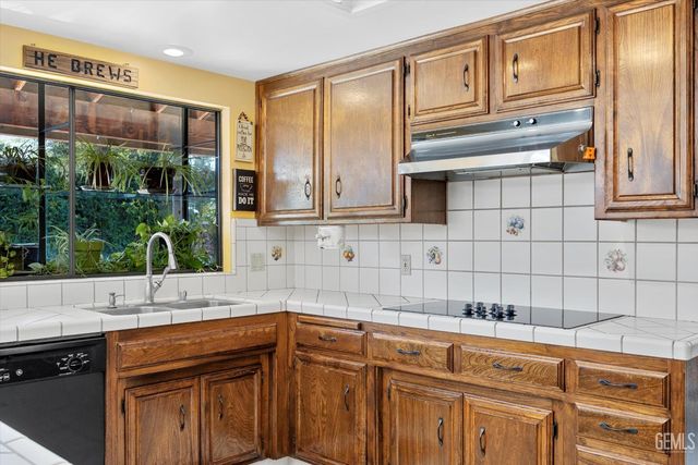 1912 Glenbrea Court, Bakersfield, CA 93309