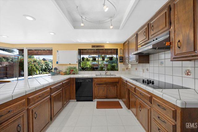 1912 Glenbrea Court, Bakersfield, CA 93309