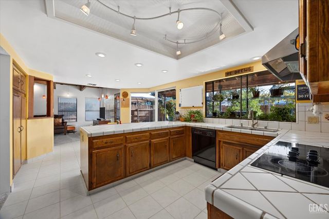 1912 Glenbrea Court, Bakersfield, CA 93309