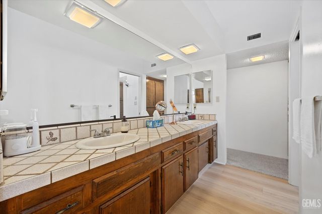 1912 Glenbrea Court, Bakersfield, CA 93309