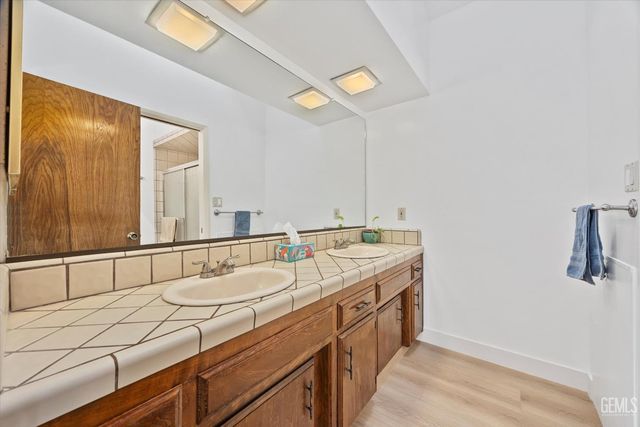 1912 Glenbrea Court, Bakersfield, CA 93309