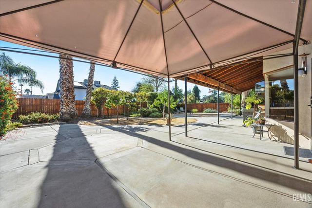 1912 Glenbrea Court, Bakersfield, CA 93309