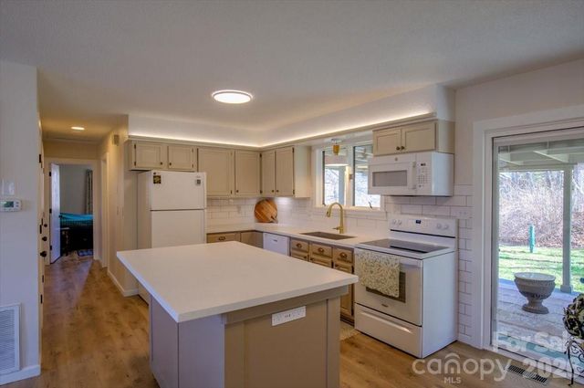 22 Stoney Nob Drive, Hendersonville, NC 28792