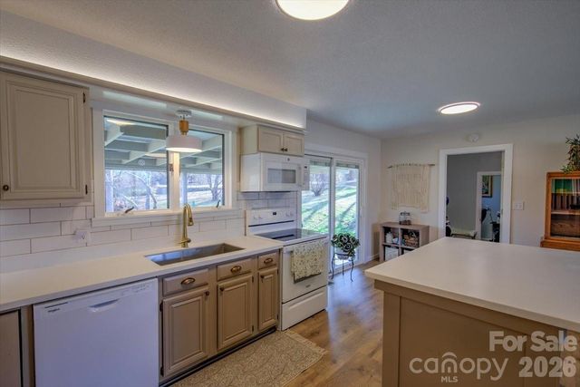 22 Stoney Nob Drive, Hendersonville, NC 28792