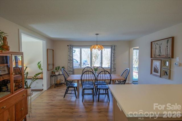 22 Stoney Nob Drive, Hendersonville, NC 28792