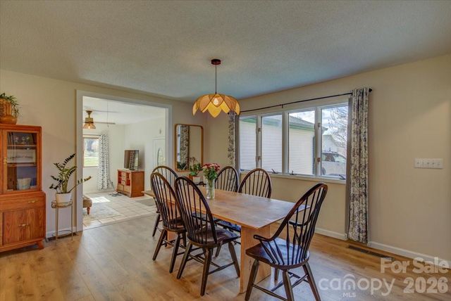 22 Stoney Nob Drive, Hendersonville, NC 28792