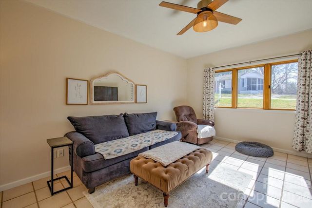 22 Stoney Nob Drive, Hendersonville, NC 28792