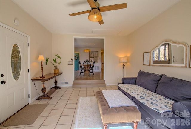 22 Stoney Nob Drive, Hendersonville, NC 28792