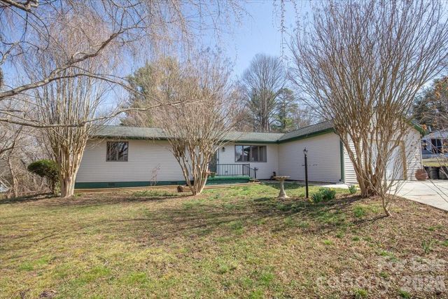 22 Stoney Nob Drive, Hendersonville, NC 28792