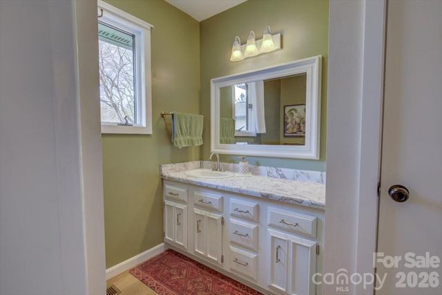 22 Stoney Nob Drive, Hendersonville, NC 28792