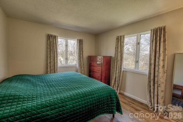 22 Stoney Nob Drive, Hendersonville, NC 28792