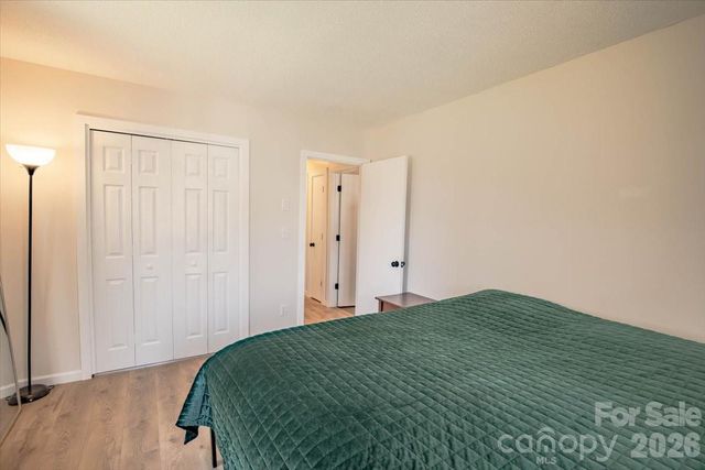 22 Stoney Nob Drive, Hendersonville, NC 28792