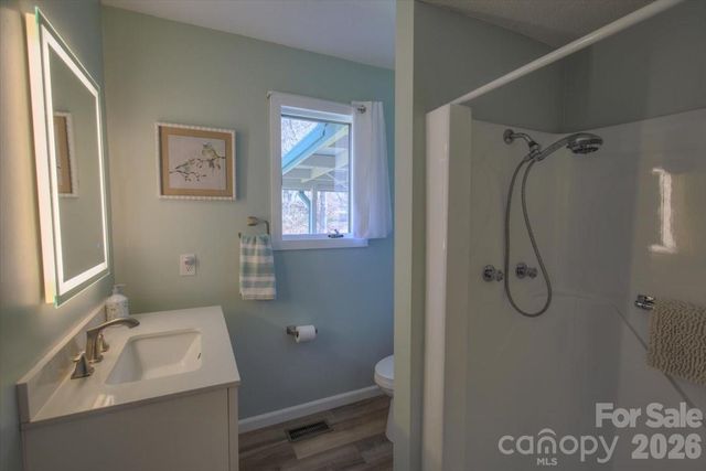 22 Stoney Nob Drive, Hendersonville, NC 28792