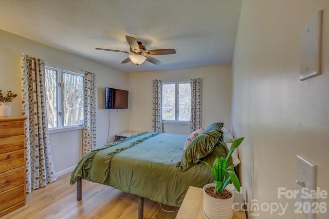 22 Stoney Nob Drive, Hendersonville, NC 28792