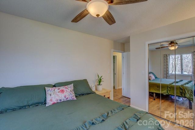 22 Stoney Nob Drive, Hendersonville, NC 28792