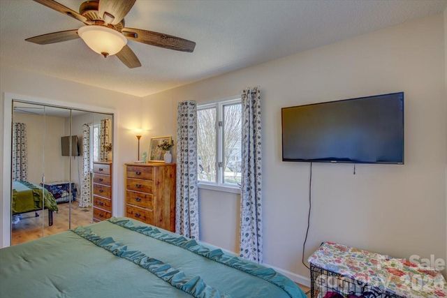 22 Stoney Nob Drive, Hendersonville, NC 28792