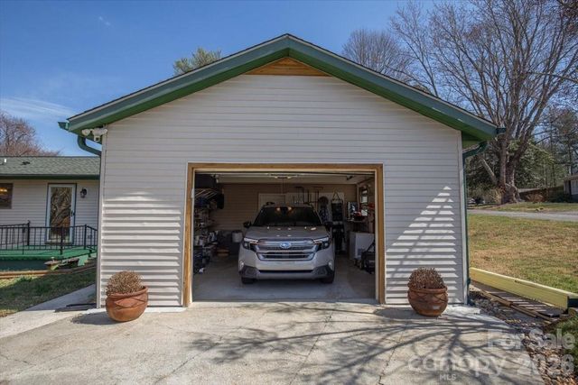 22 Stoney Nob Drive, Hendersonville, NC 28792