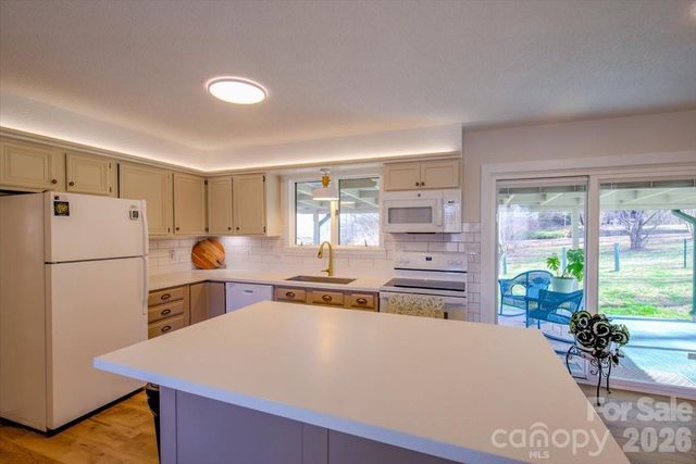 22 Stoney Nob Drive, Hendersonville, NC 28792