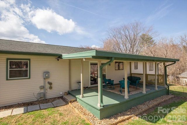 22 Stoney Nob Drive, Hendersonville, NC 28792