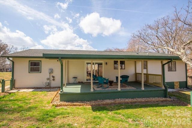 22 Stoney Nob Drive, Hendersonville, NC 28792