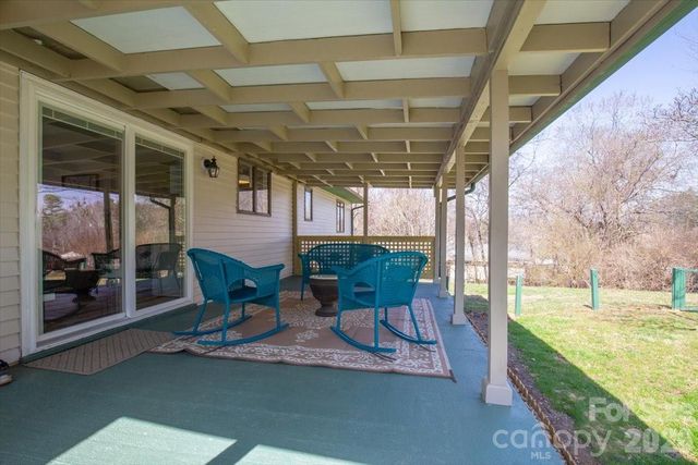 22 Stoney Nob Drive, Hendersonville, NC 28792