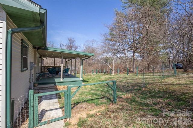 22 Stoney Nob Drive, Hendersonville, NC 28792