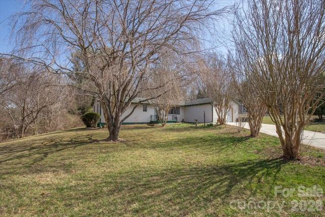 22 Stoney Nob Drive, Hendersonville, NC 28792