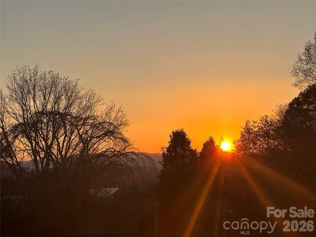 22 Stoney Nob Drive, Hendersonville, NC 28792