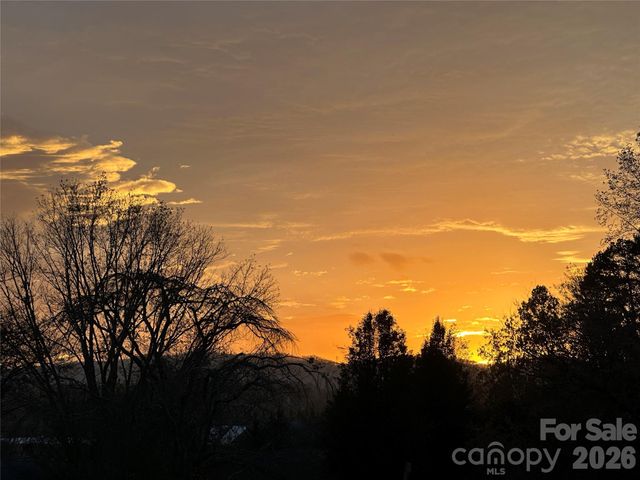 22 Stoney Nob Drive, Hendersonville, NC 28792