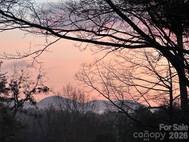 22 Stoney Nob Drive, Hendersonville, NC 28792