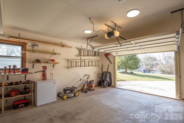 22 Stoney Nob Drive, Hendersonville, NC 28792