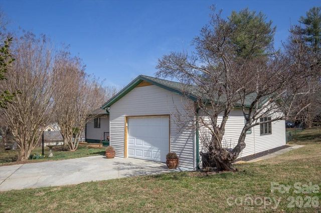 22 Stoney Nob Drive, Hendersonville, NC 28792