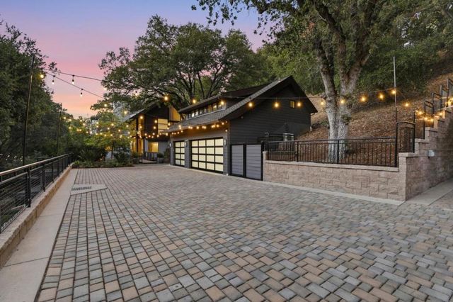 217 Mistletoe Road, Los Gatos, CA 95032