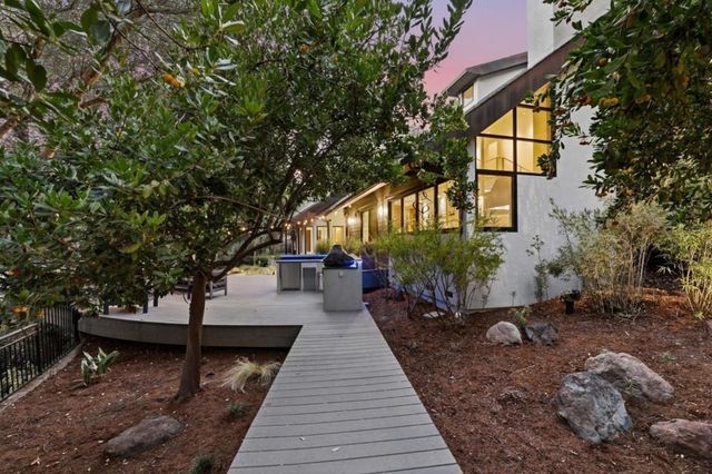 217 Mistletoe Road, Los Gatos, CA 95032