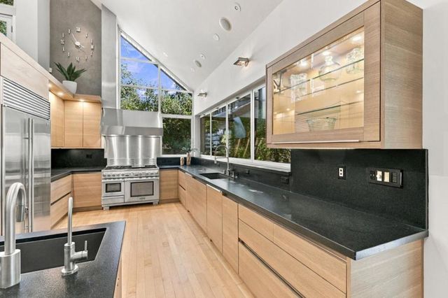 217 Mistletoe Road, Los Gatos, CA 95032