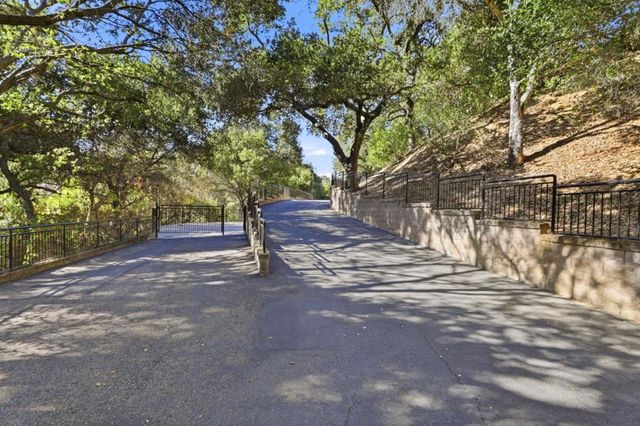 217 Mistletoe Road, Los Gatos, CA 95032