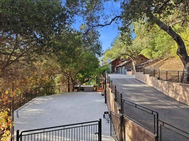 217 Mistletoe Road, Los Gatos, CA 95032