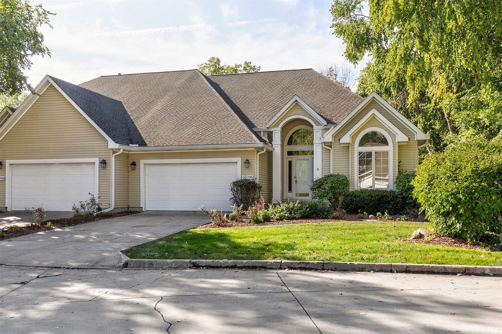 13098 Pinecrest Lane, Clive, IA 50325