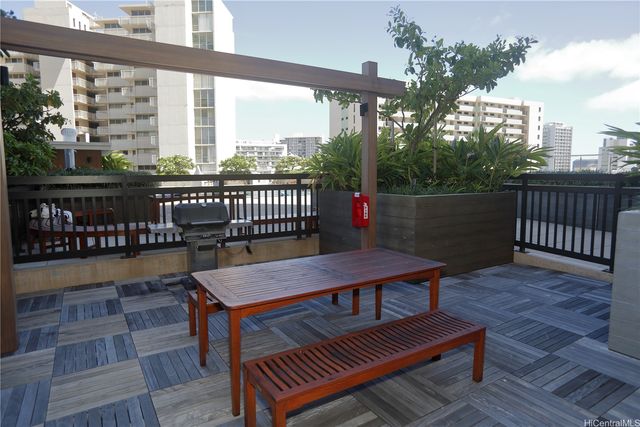 1717 Mott Smith Drive 914, Honolulu, HI 96822