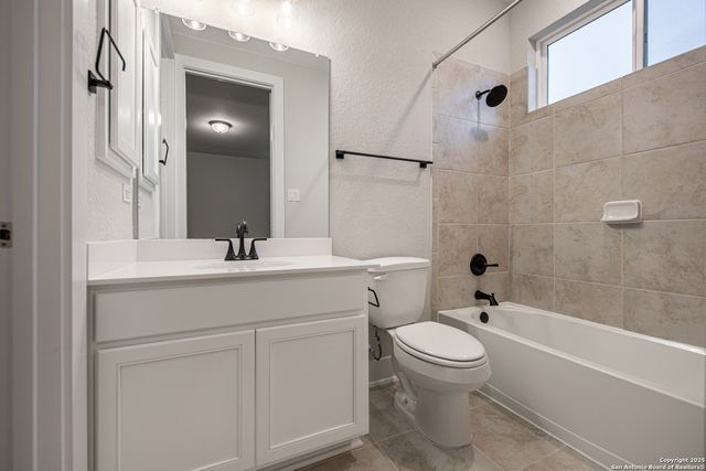 557 Poe Pkwy, Castroville, TX 78009