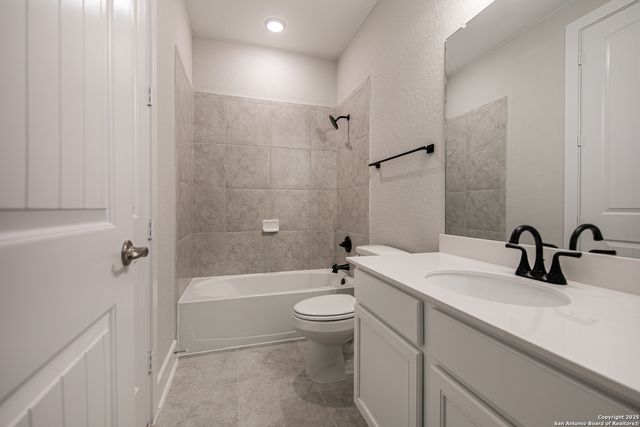 557 Poe Pkwy, Castroville, TX 78009