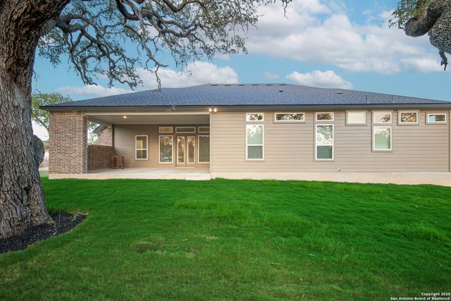 557 Poe Pkwy, Castroville, TX 78009