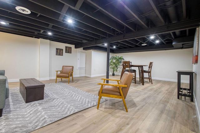 7245 N Seneca AVENUE, Glendale, WI 53217