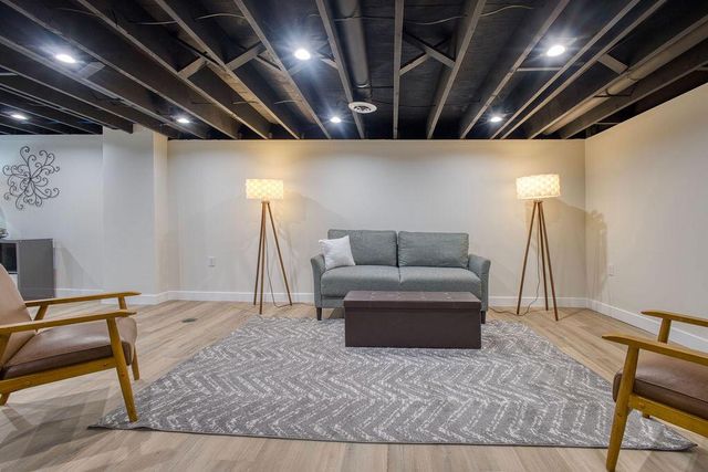 7245 N Seneca AVENUE, Glendale, WI 53217